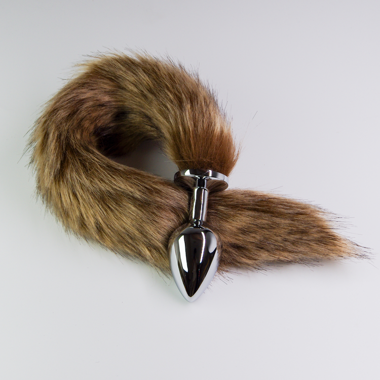 פלאג מתכת עם זנב שועל חום - קטן / 28 מ"מ