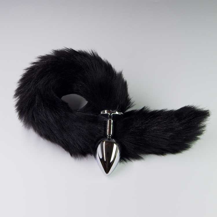 פלאג מתכת עם זנב שועל שחור - קטן / 28 מ"מ