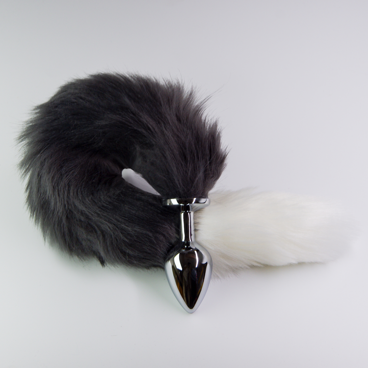 פלאג מתכת עם זנב שועל אפור עם קצה לבן - קטן / 28 מ"מ