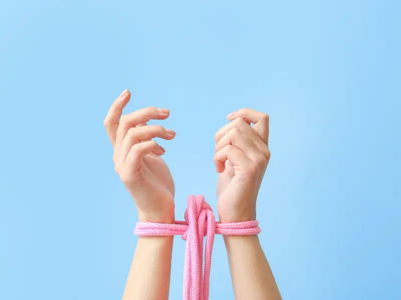 Rope Bondage בטוח בבית מדריך קשירות למתחילים